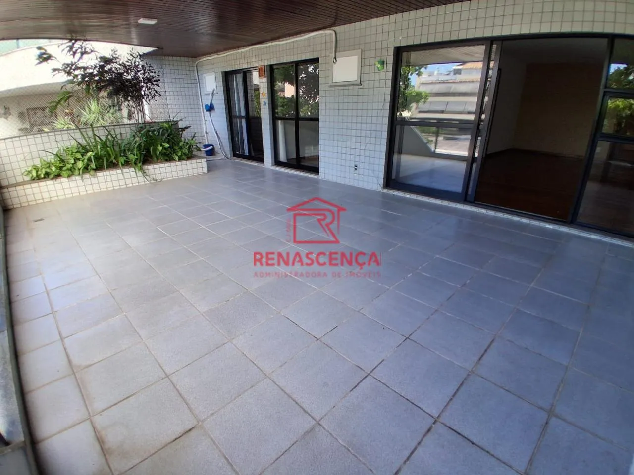 Apartamento sem mobília com 3 quartos, piso de madeira — photo 2