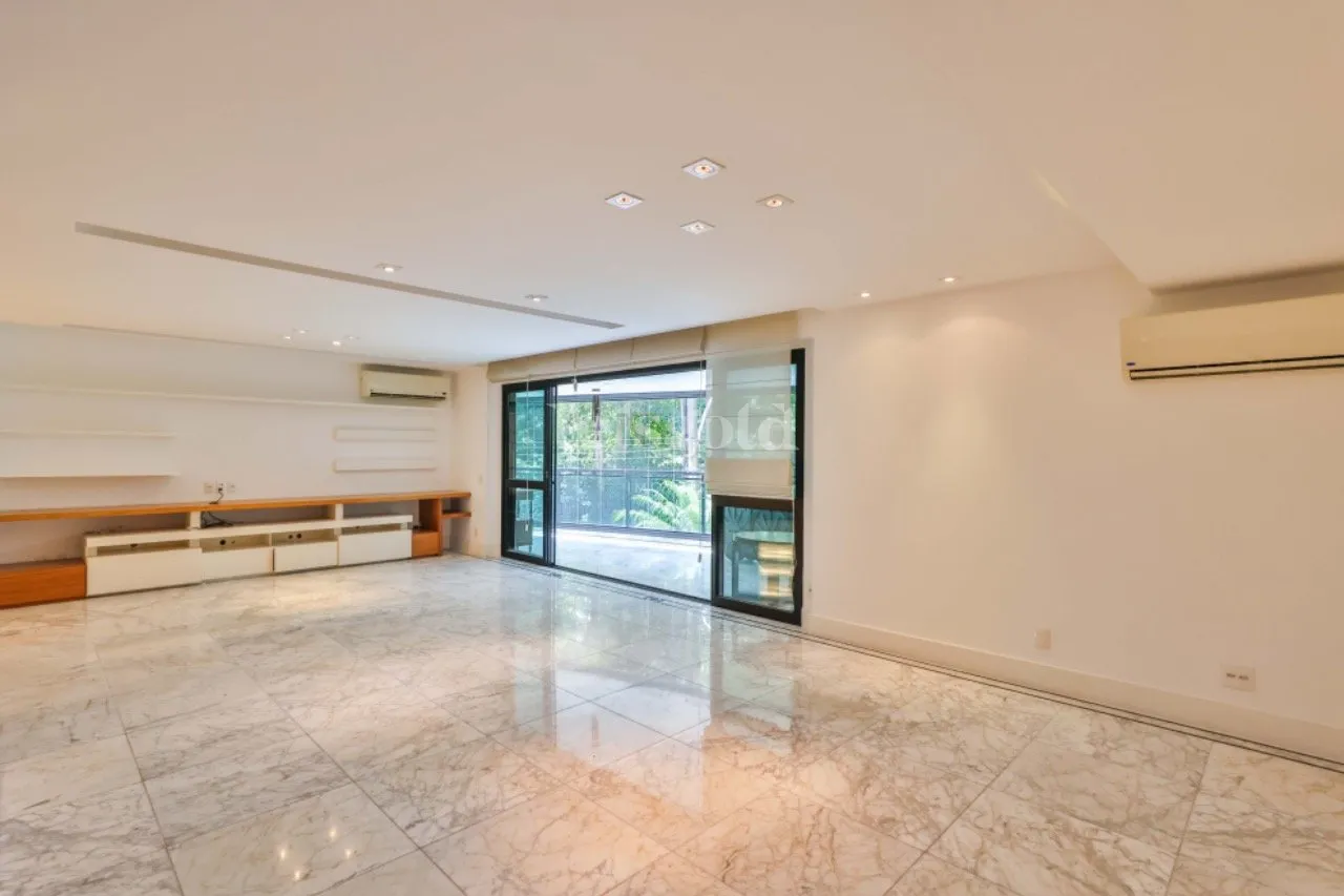 Floor-to-ceiling windows in a 2-bedroom apartment, 230 m² — photo 19