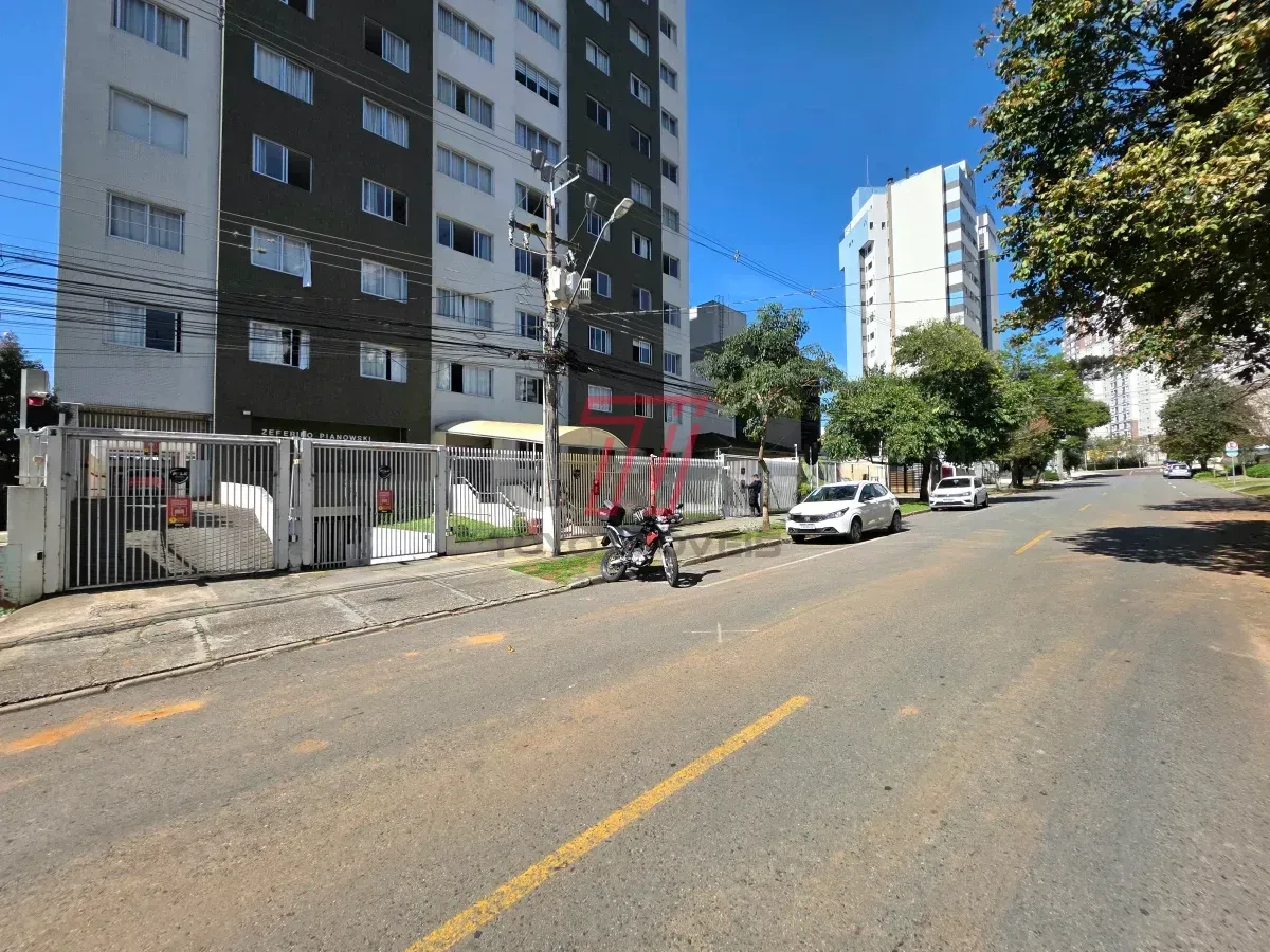 Apartamento de 3 quartos com piso de madeira na sala — photo 45