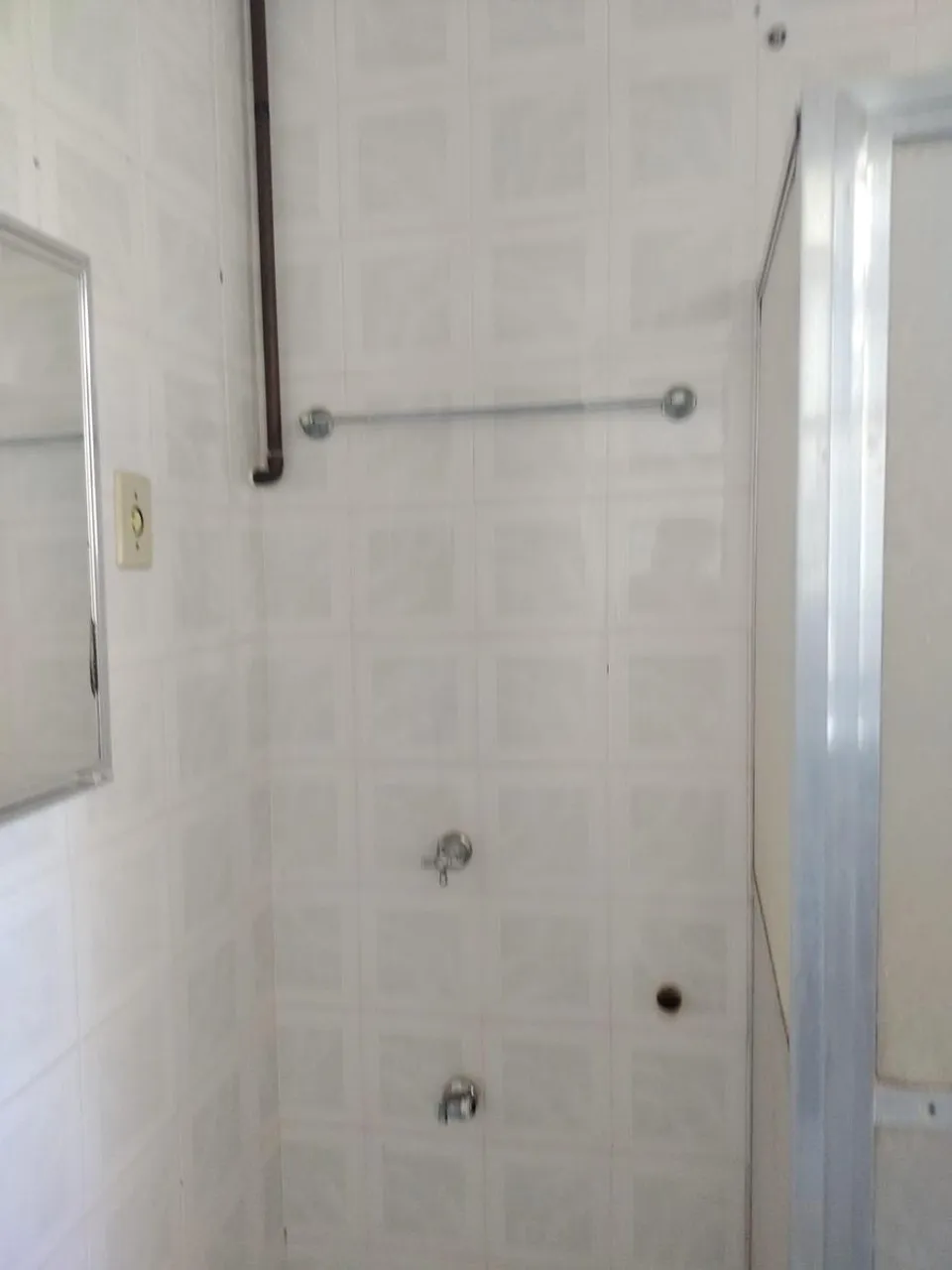 Studio with kitchenette and glass shower enclosure — photo 17