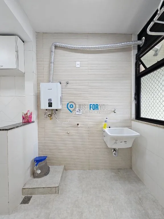 Walk-in closet in a 3-bedroom apartment, 128 m² — photo 16