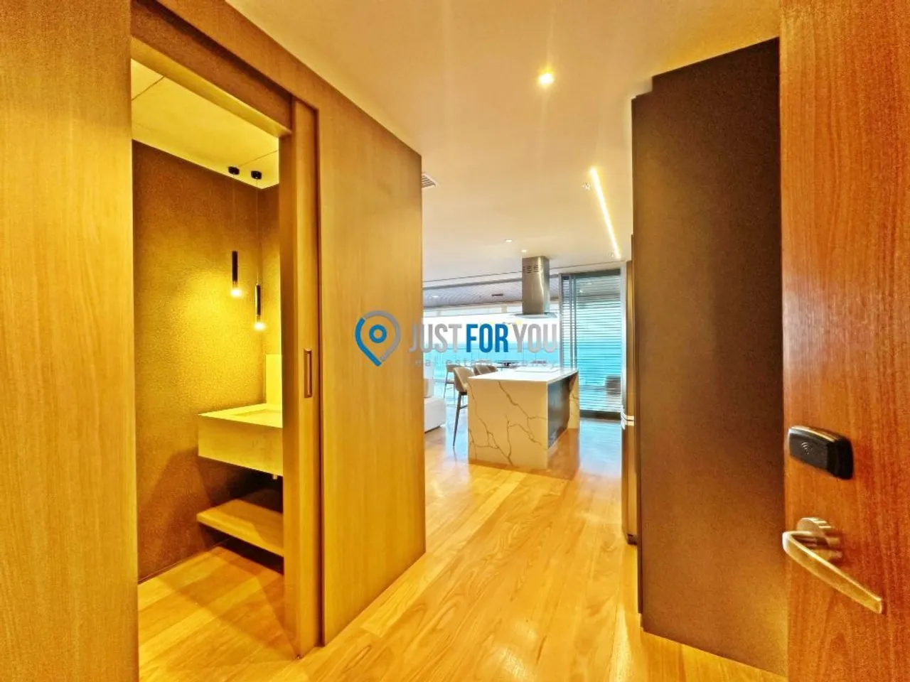 Furnished 1-bedroom apartment with an open-plan kitchen — photo 18