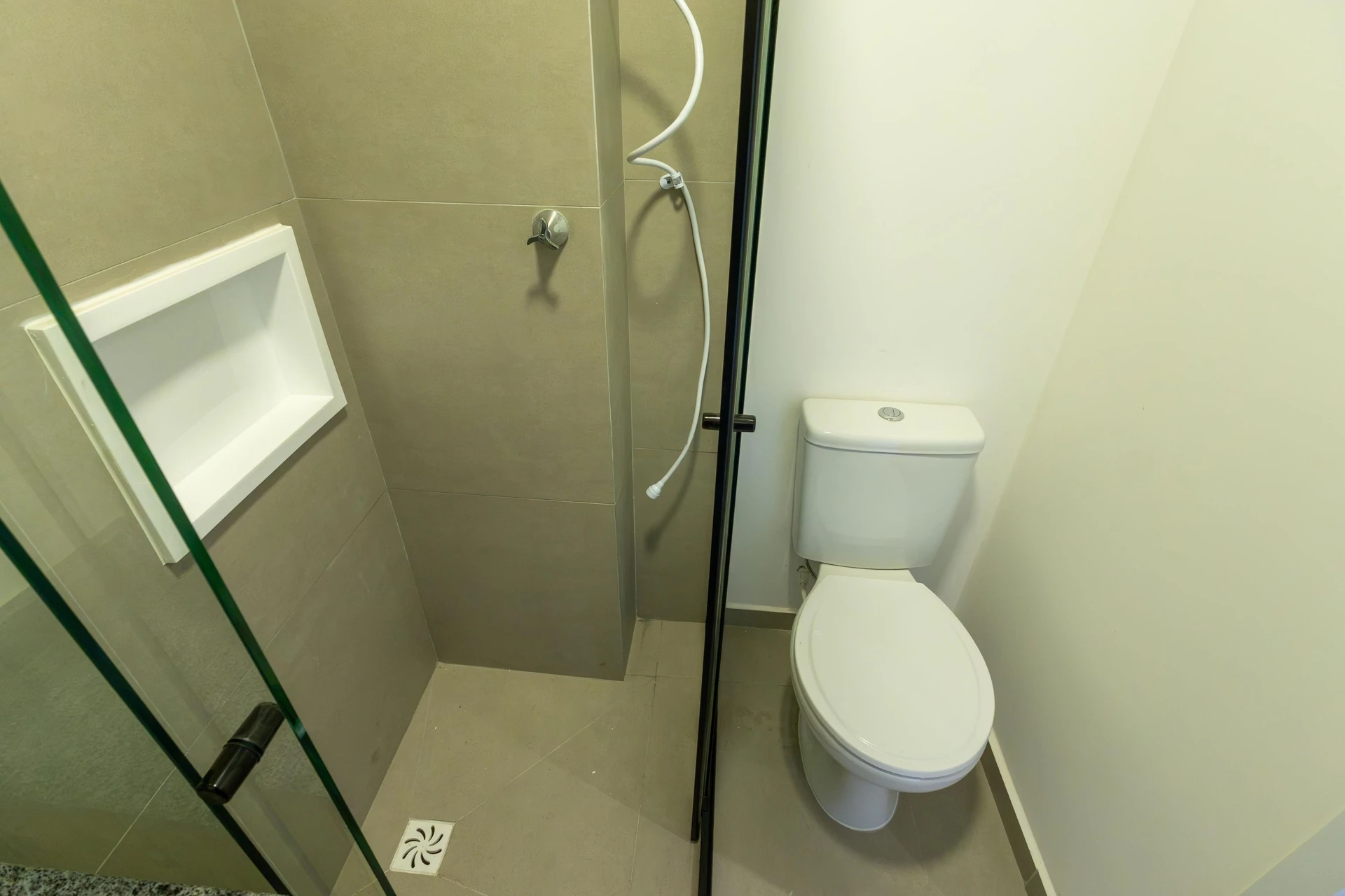 28 m² studio with a home office and a glass-enclosed balcony — photo 5