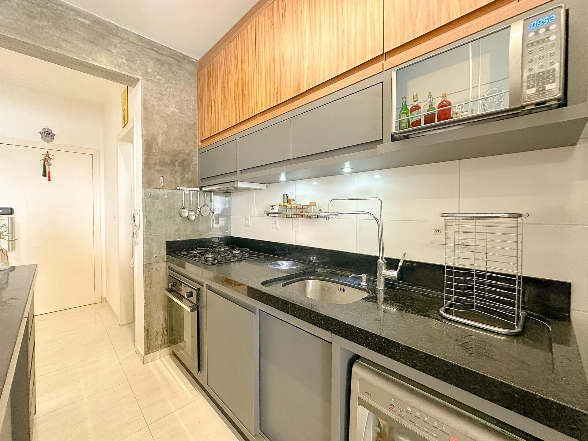 Furnished apartment, 92 m², with a grill on the balcony — photo 16