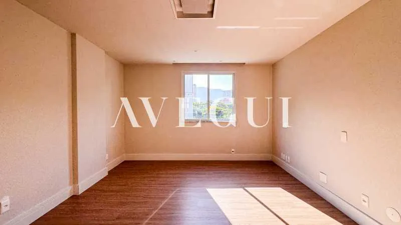 Unfurnished apartment with 4 bedrooms and tall windows — photo 5