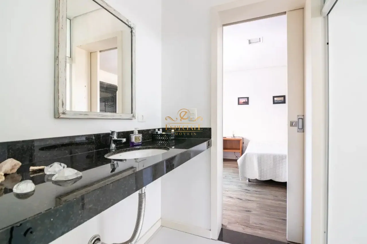 Furnished contemporary house with 3 bedrooms and 540 m² — photo 25