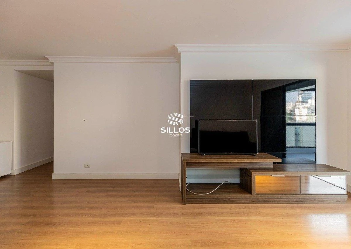 124 m² apartment with a bathtub and a walk-in closet — photo 32