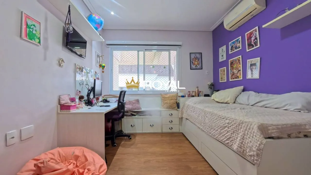 4-bedroom apartment in a building with a pool — photo 12