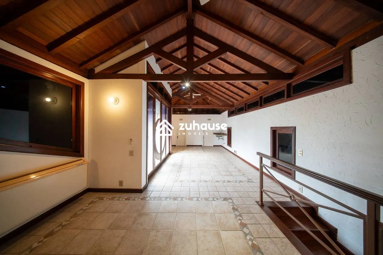 Casa de 5 quartos com janelas do piso ao teto — photo 43
