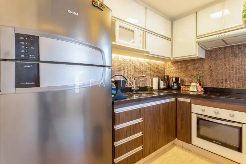 Furnished 1-bedroom apartment with enclosed glass balcony — photo 7