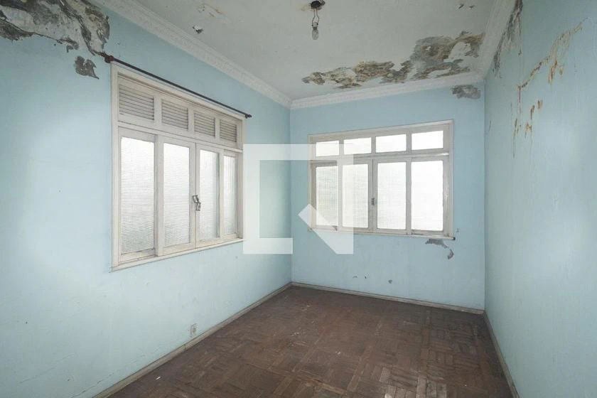 6-bedroom house with a glass-enclosed balcony — photo 2