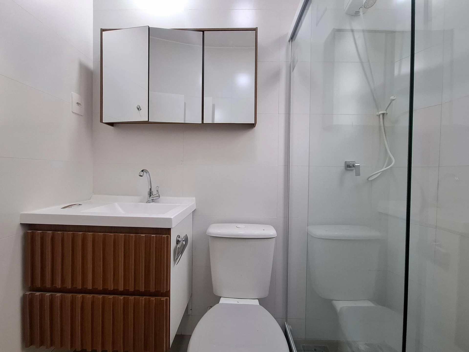 One-bedroom apartment with wood or laminate floors — photo 10