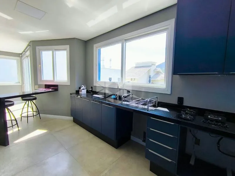 4-bedroom house with floor-to-ceiling windows — photo 27