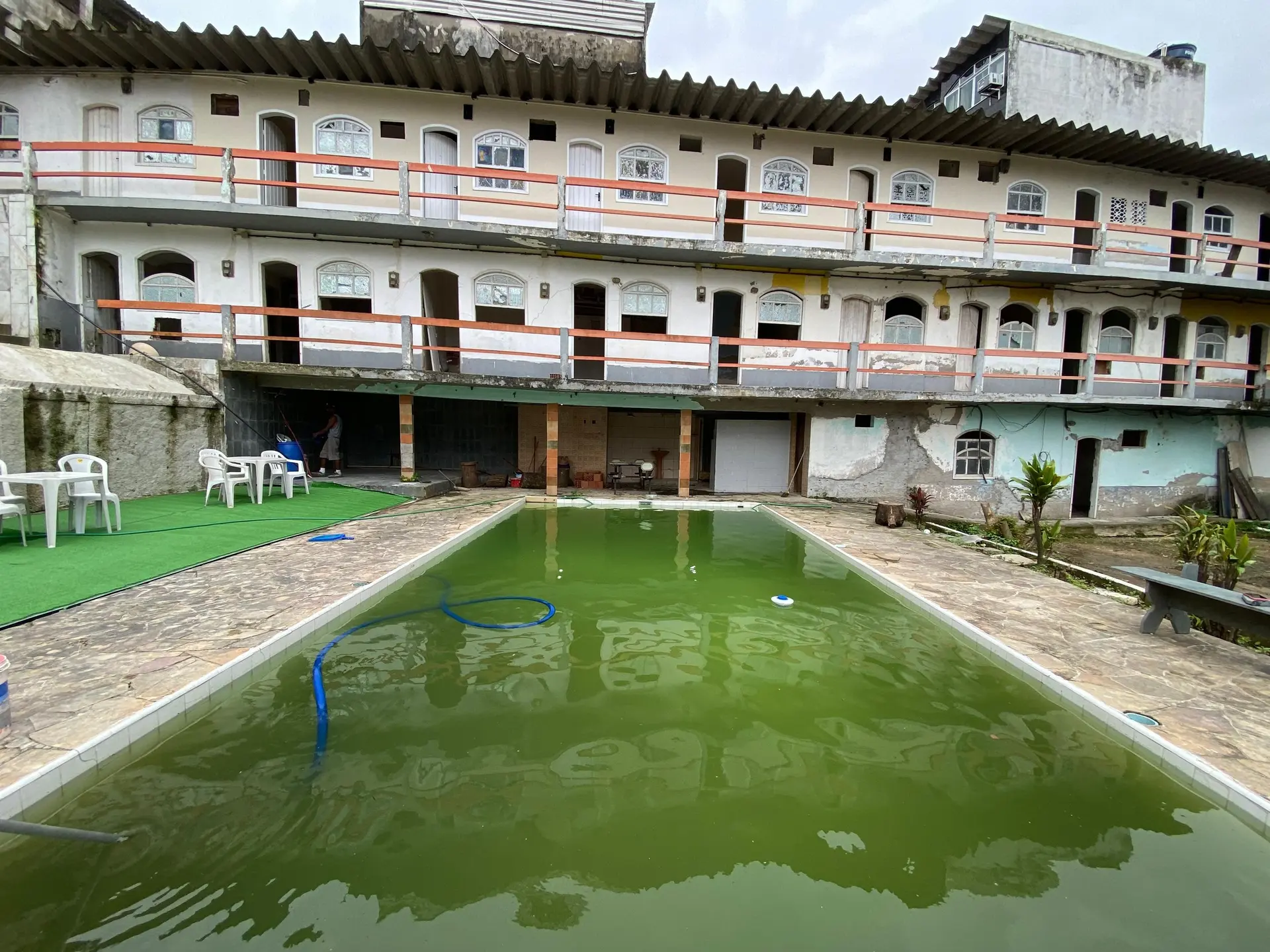 Studio in a building with a pool — photo 18