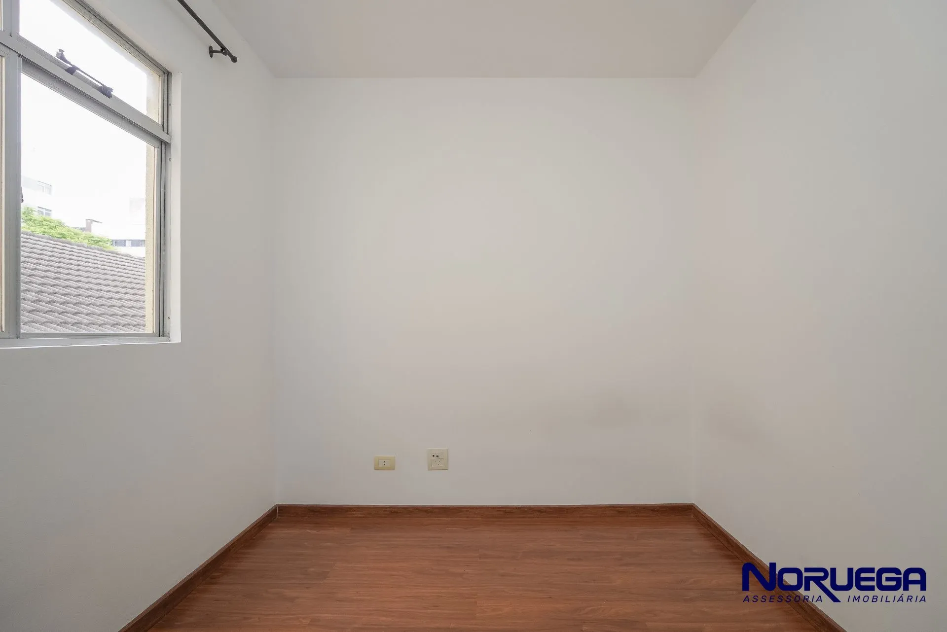 Wood or laminate floors in a 2-bedroom apartment, 103 m² — photo 16