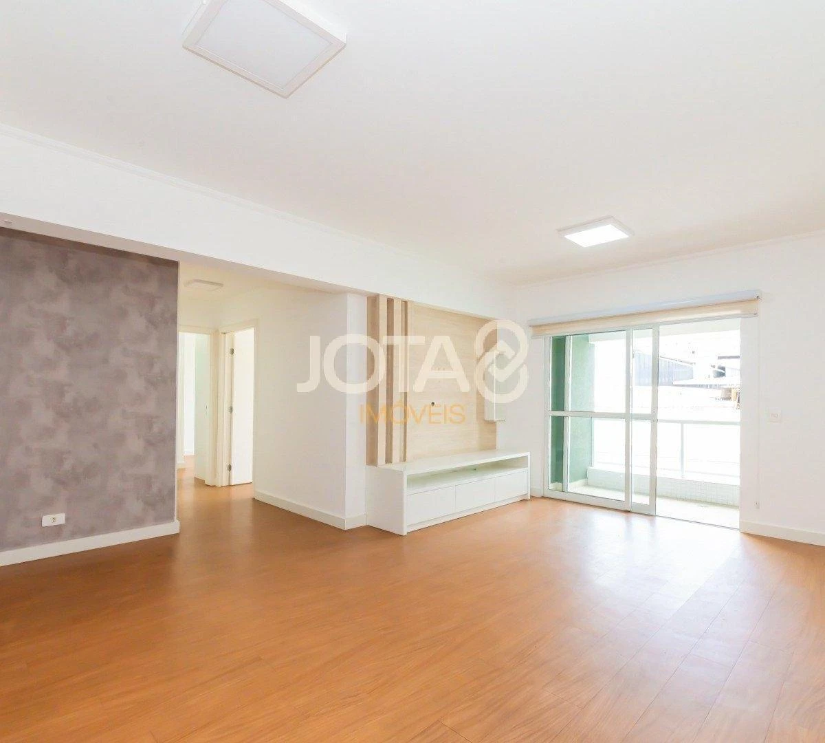 2-bedroom apartment in a building with a gym — photo 5