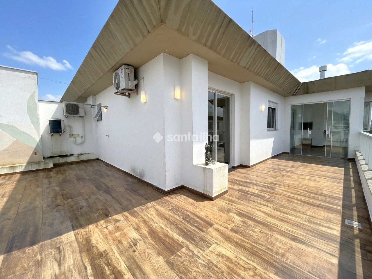 Balcony with a grill in a 2-bedroom apartment, 128 m² — photo 22