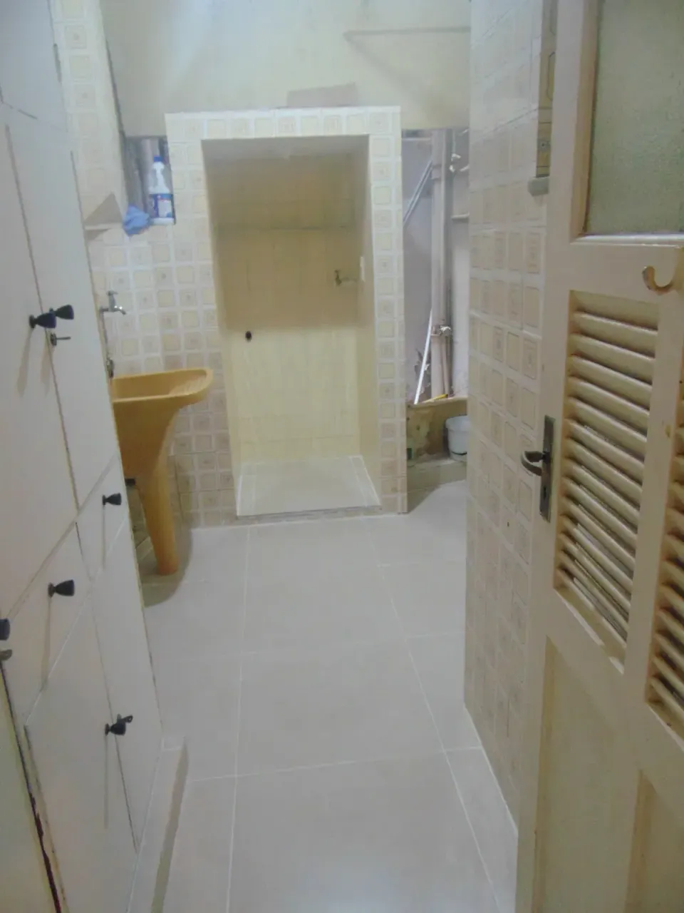 Unfurnished 3-bedroom apartment with built-in wardrobes — photo 10