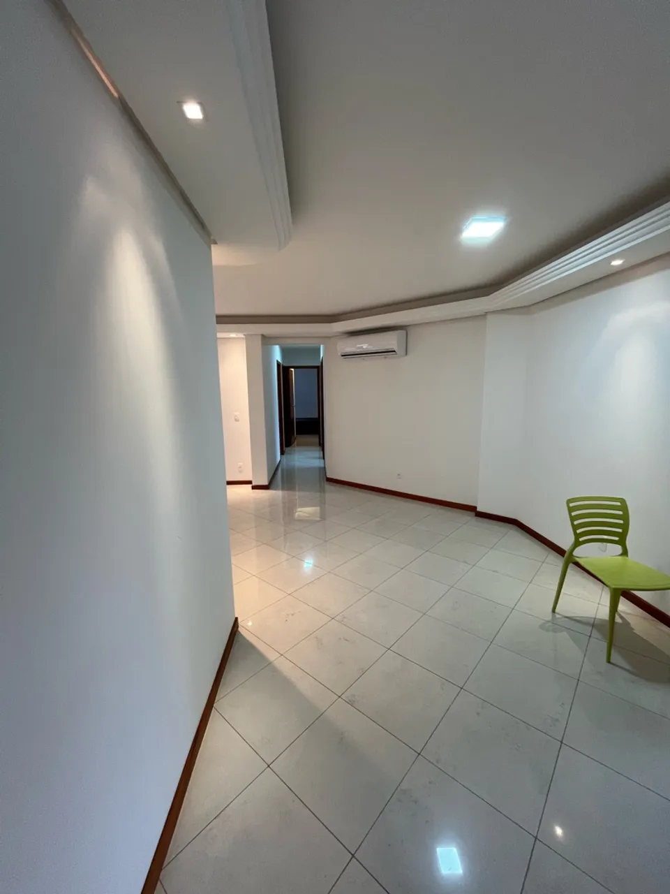 4-bedroom apartment in a building with a pool — photo 12