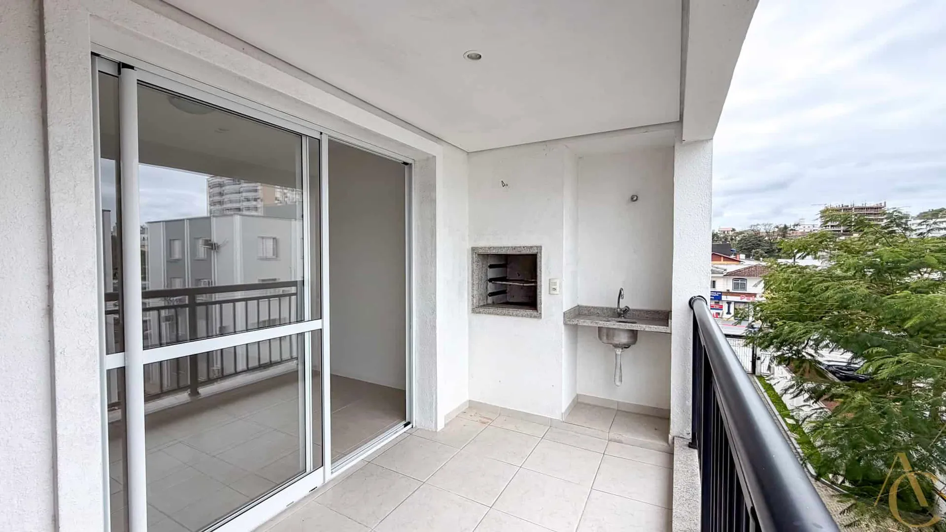 Balcony with a grill in a 3-bedroom apartment, 97 m²