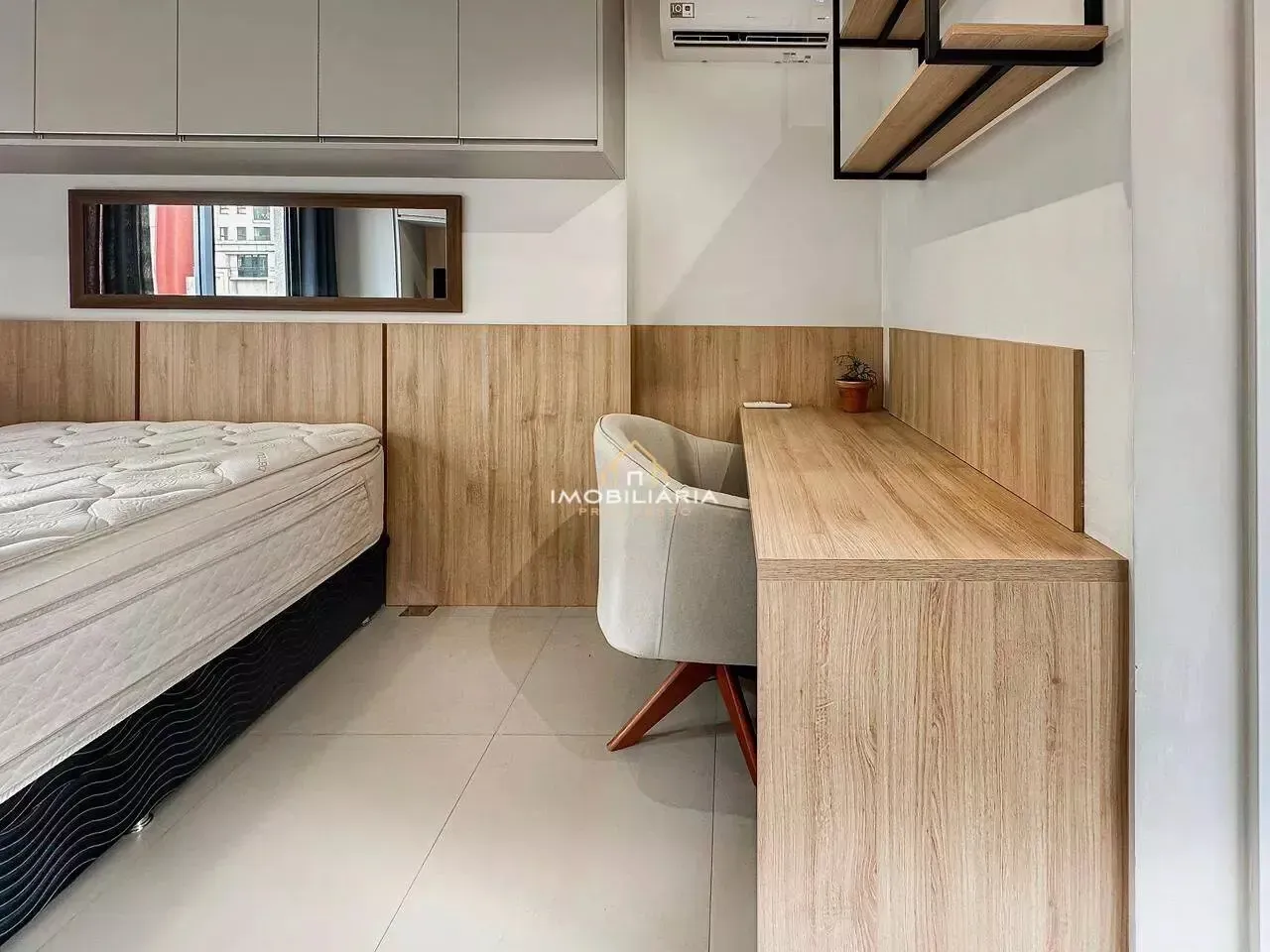One-bedroom apartment in a building with a coworking space — photo 15
