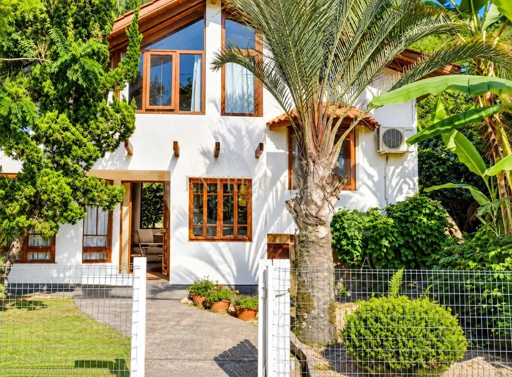 4-bedroom house with a bathtub in Florianópolis — photo 9