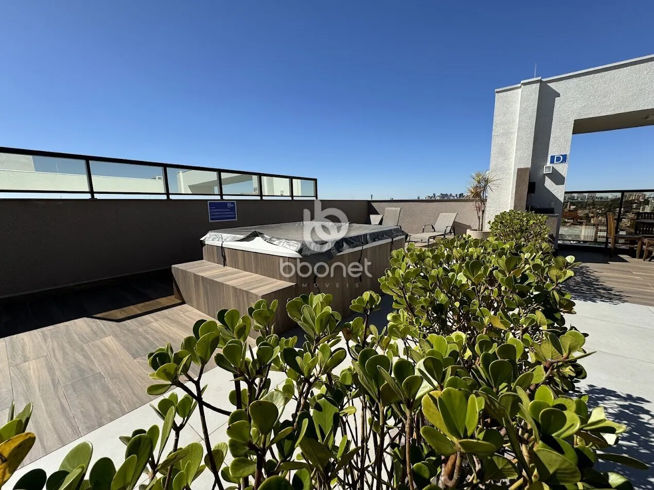Furnished 1-bedroom apartment with glass balcony — photo 14