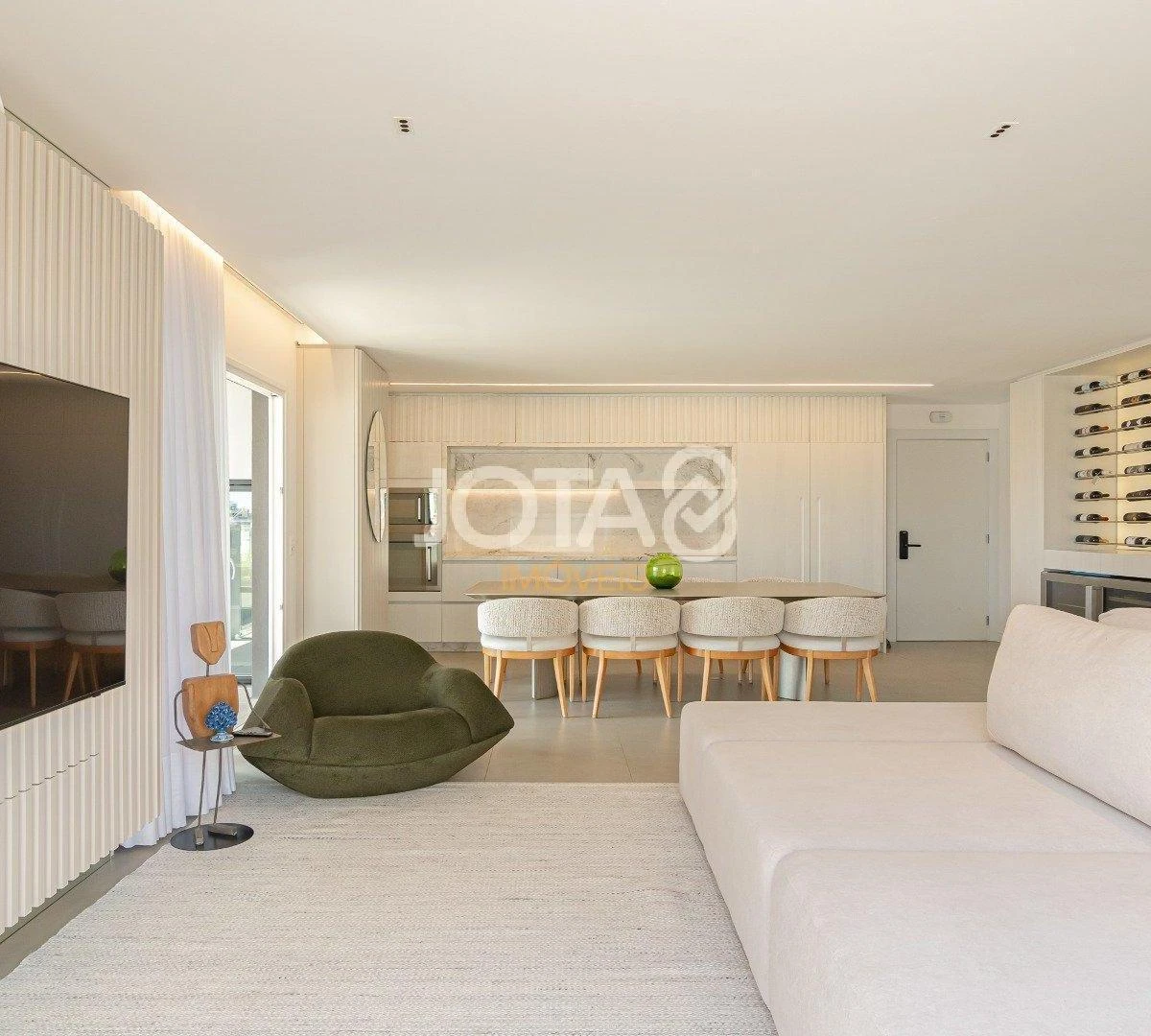Floor-to-ceiling windows in a 3-bedroom apartment, 194 m² — photo 28