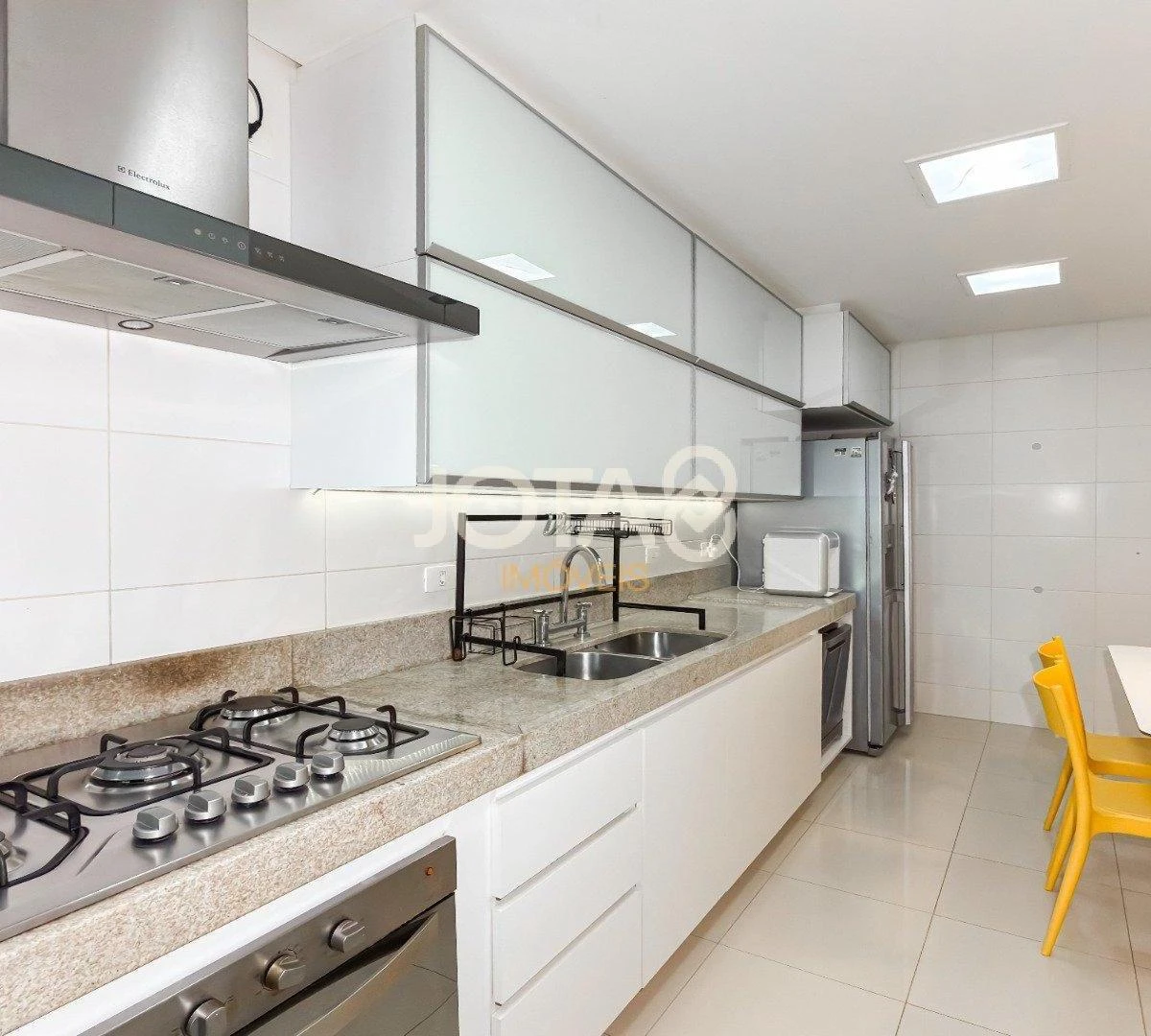 Furnished 4-bedroom apartment with open-plan kitchen — photo 9