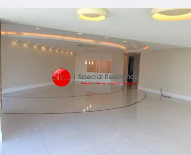 Glass-enclosed balcony in a 4-bedroom apartment, 300 m²