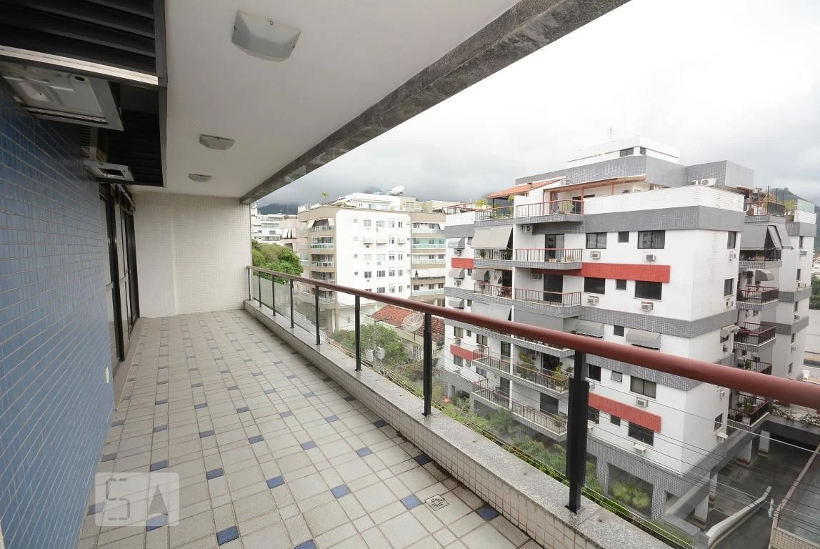 4-bedroom apartment in a building with a pool — photo 58