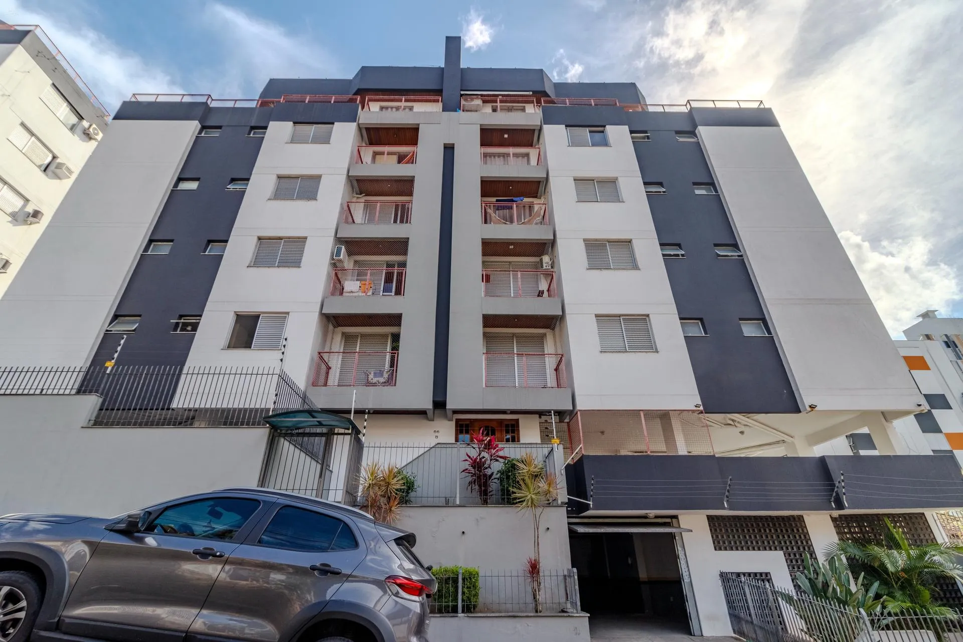 Balcony with a grill in a 2-bedroom apartment, 60 m² — photo 10