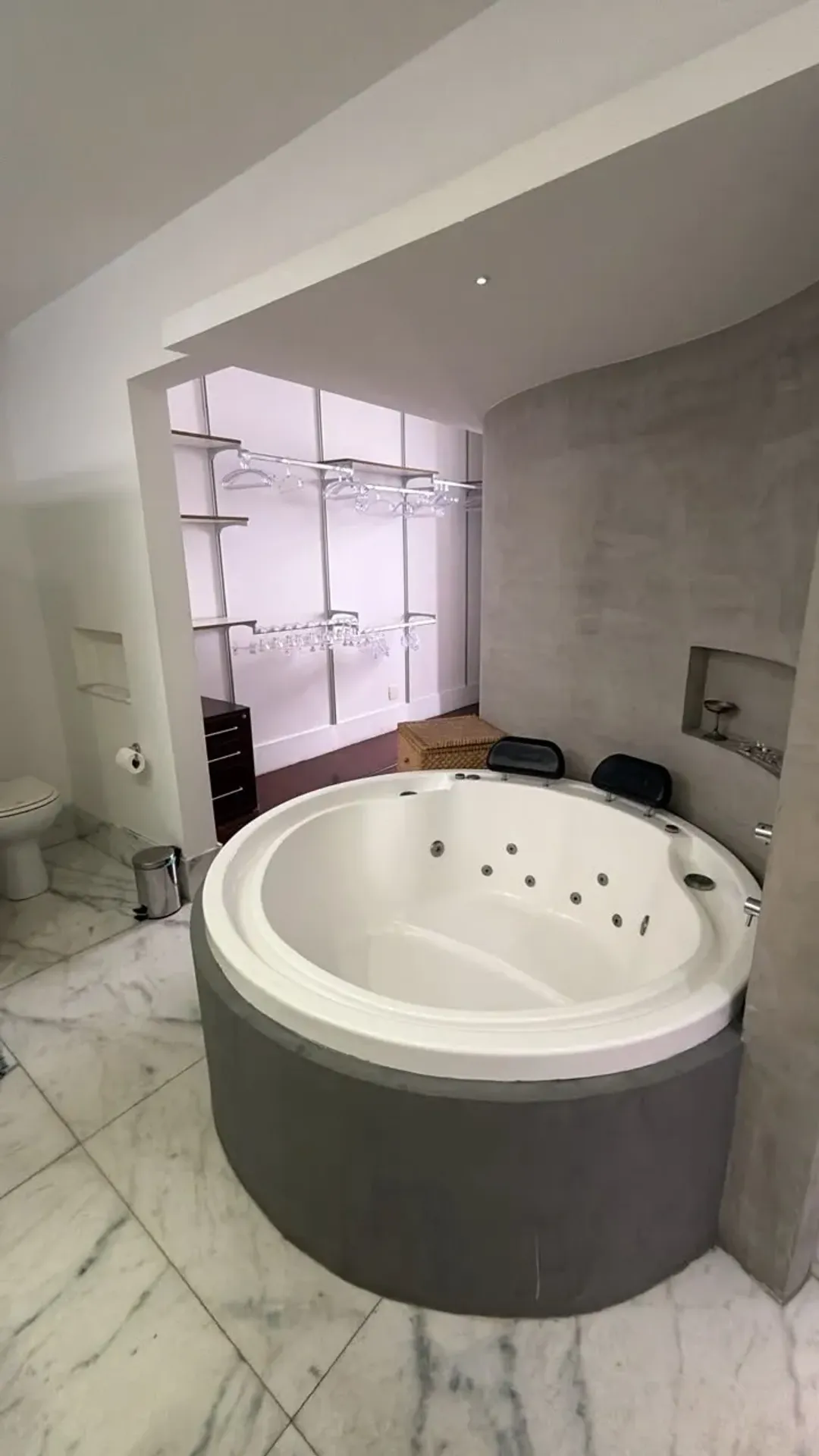 Furnished apartment with 4 bedrooms and open-plan kitchen — photo 11