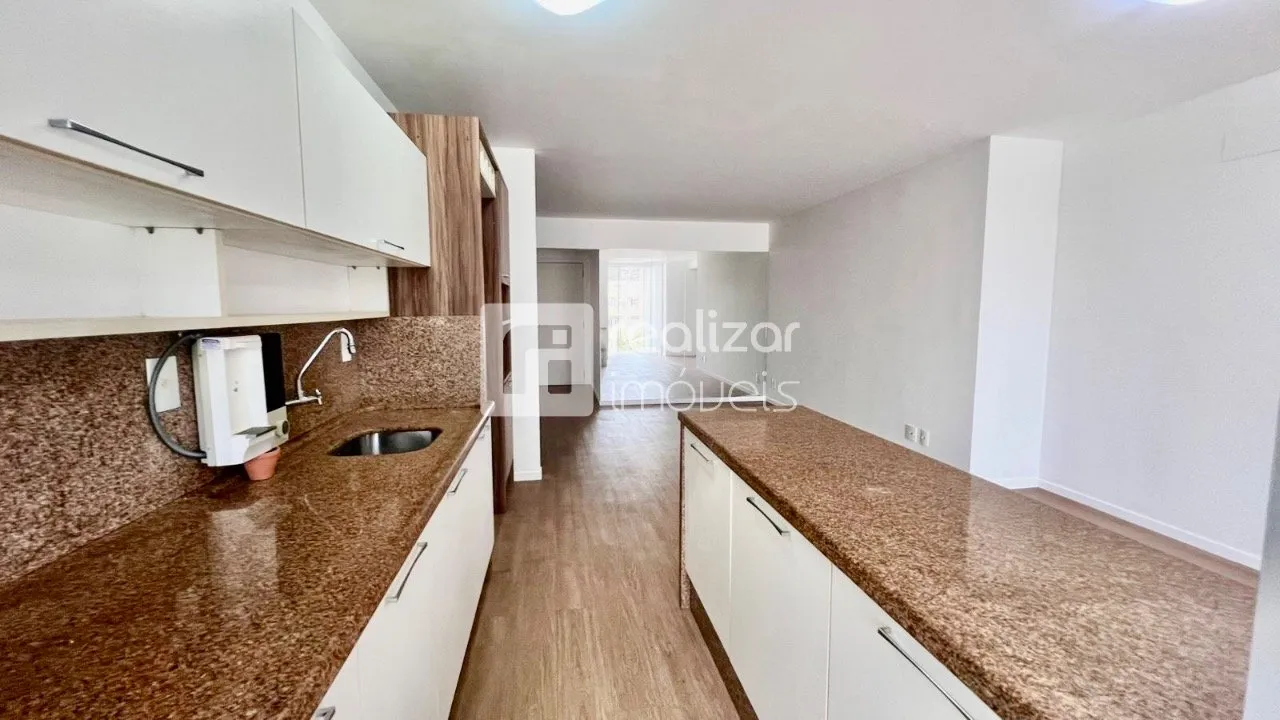 Квартира с 3 спальнями, suite и застеклённым балконом — photo 7