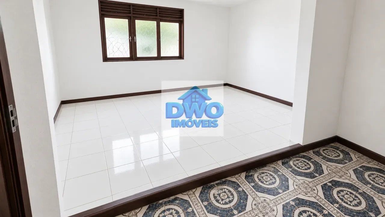 House, 200 m², with a glass-enclosed balcony — photo 15