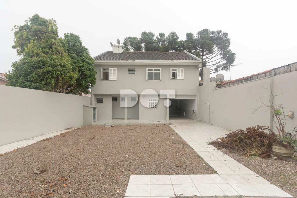 Two-story house with 3 bedrooms and 3 covered parking spots — photo 4