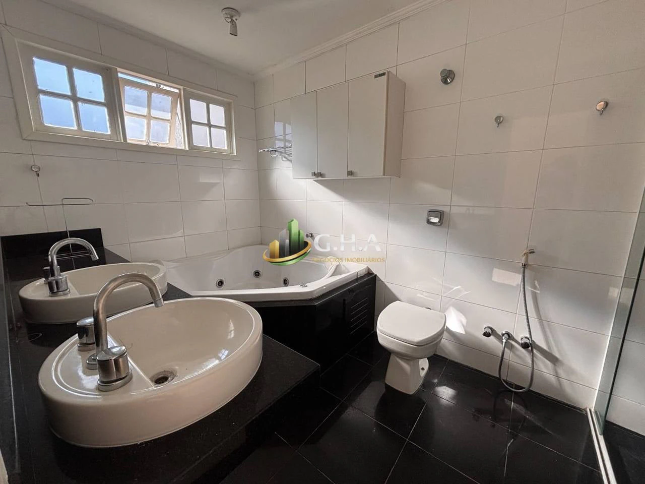 House with 3 en-suite bedrooms and a private garden — photo 18