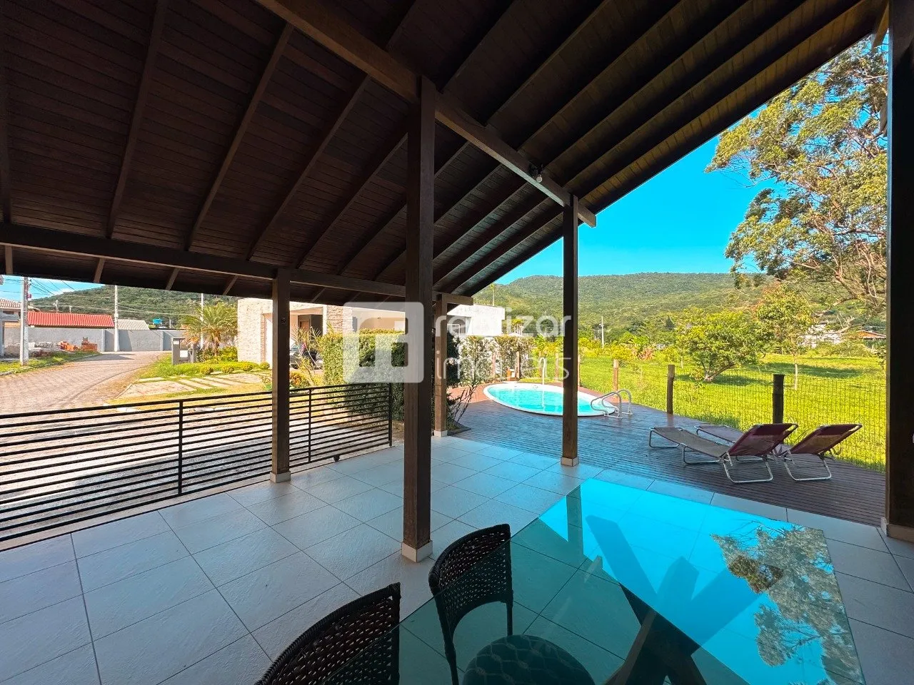 Casa de 240 m² com varanda gourmet e lareira