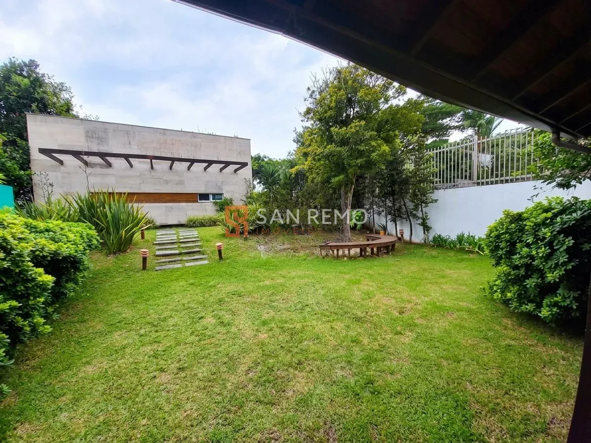 5-bedroom house with a bathtub in Florianópolis — photo 11