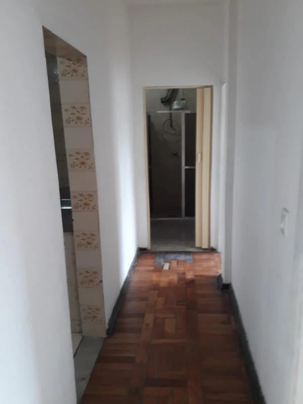 2-bedroom apartment with wood or laminate floors — photo 9