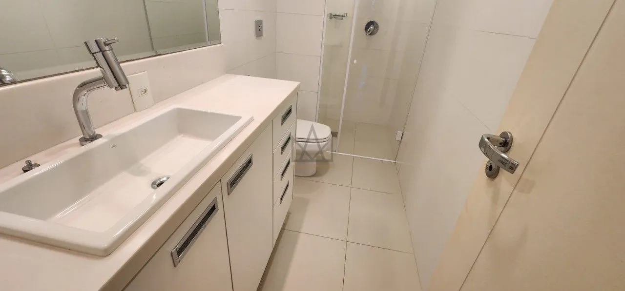 4-bedroom apartment in a building with a gym — photo 4