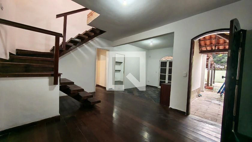 Сад и 4 спальни: дом 250 м²