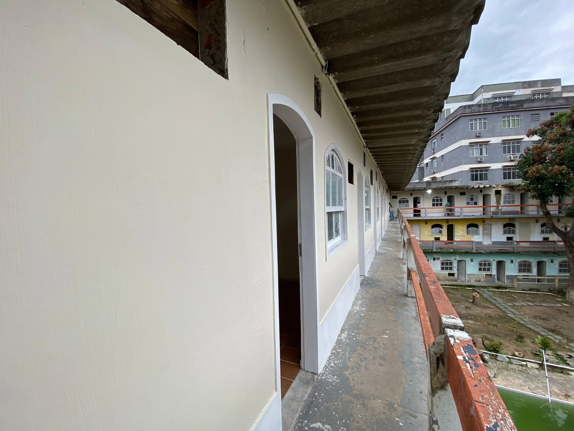 Studio in a building with a pool — photo 26