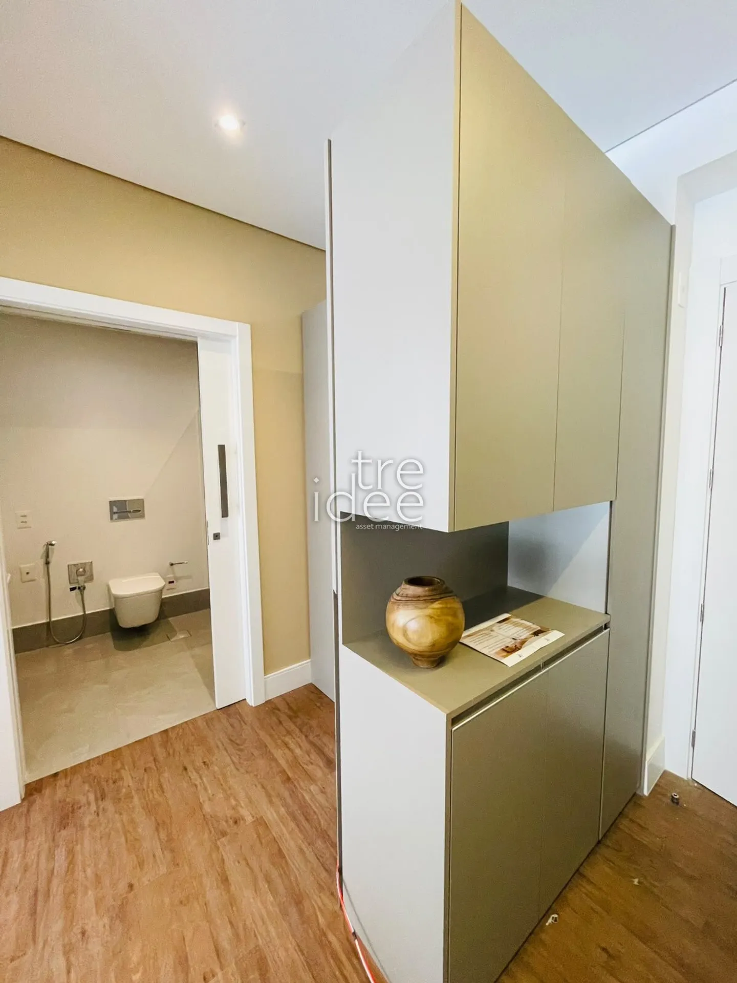 Furnished 1-bedroom apartment with an open-plan kitchen — photo 6