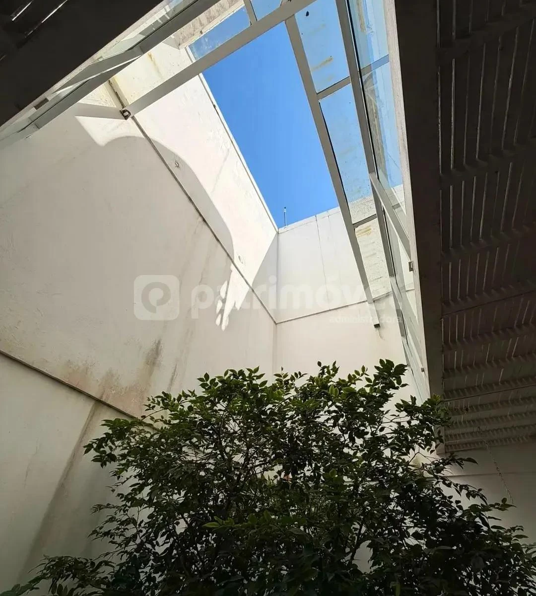 4-bedroom house with floor-to-ceiling windows — photo 28