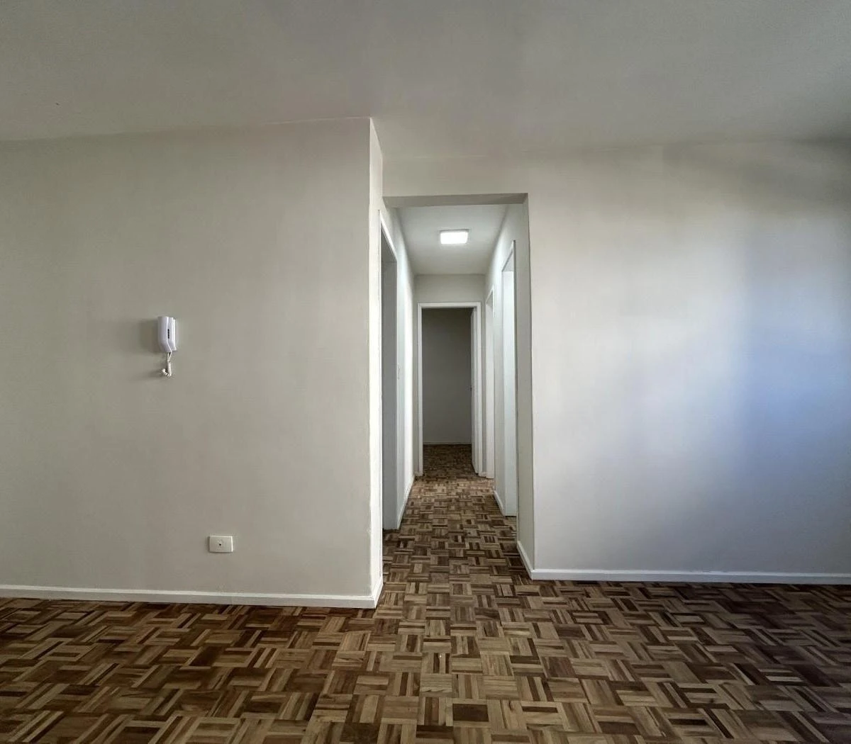 2-bedroom apartment with wood or laminate floors in Curitiba — photo 22