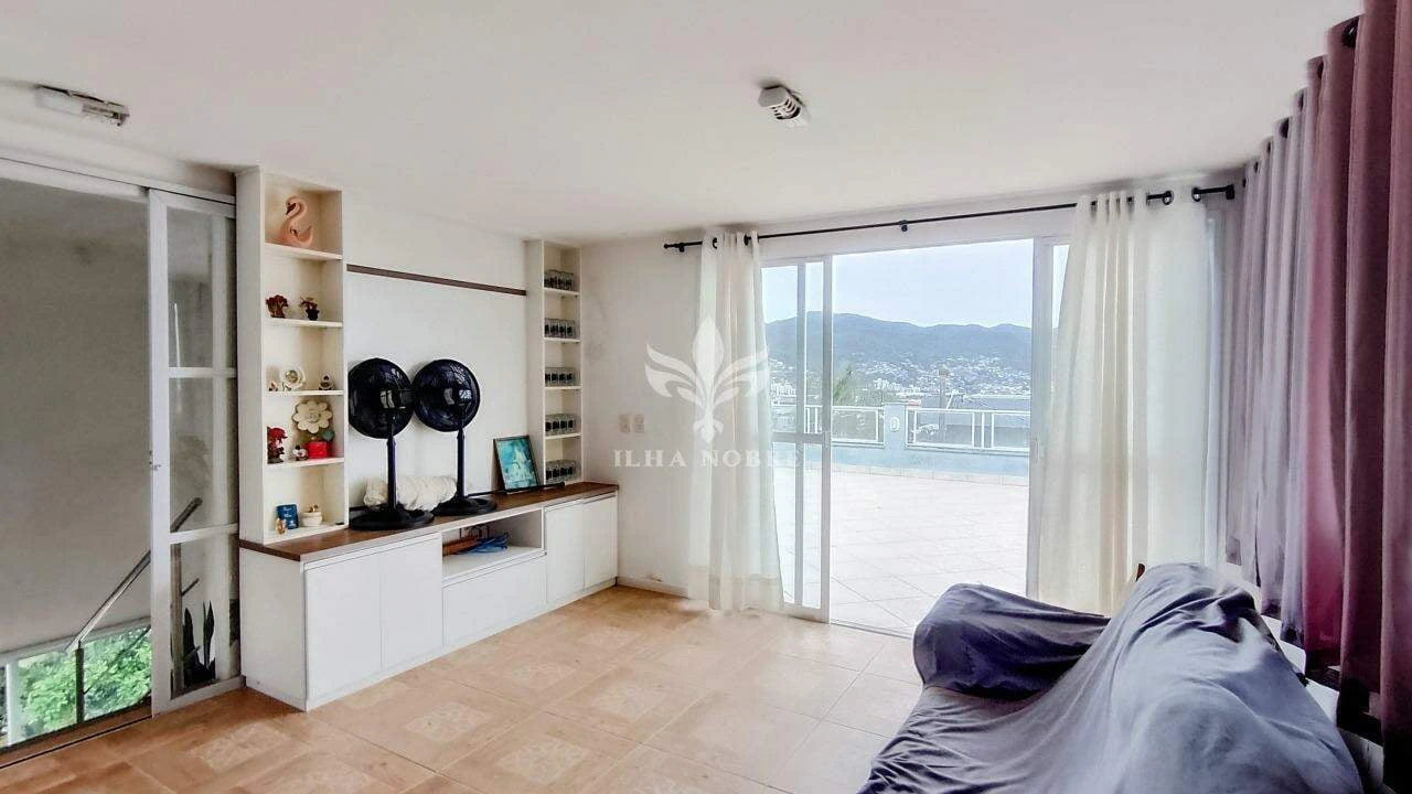 Glass-enclosed balcony in a 4-bedroom house, 400 m² — photo 25