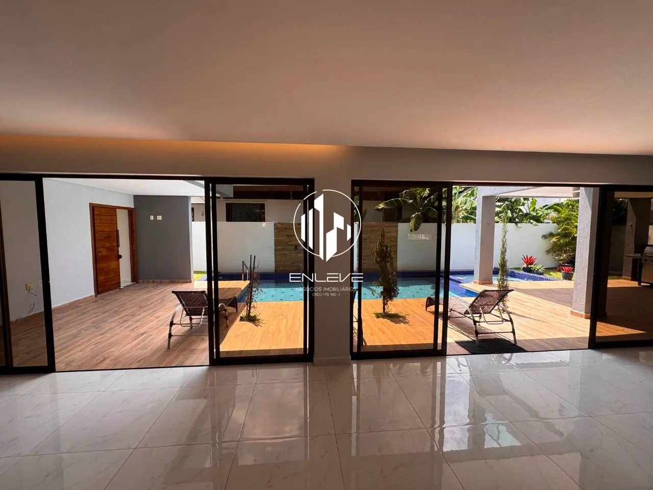 Casa com 4 suítes, 5 banheiros e 600 m² — photo 2