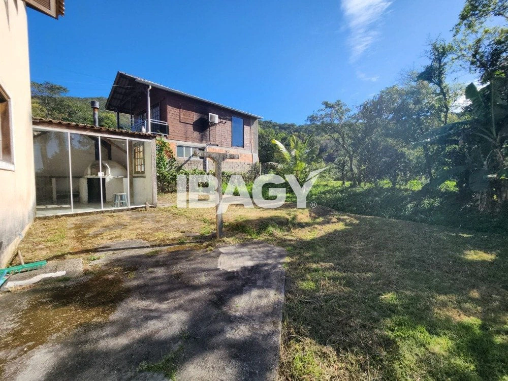 House with 3 bedrooms and a private BBQ area — photo 16