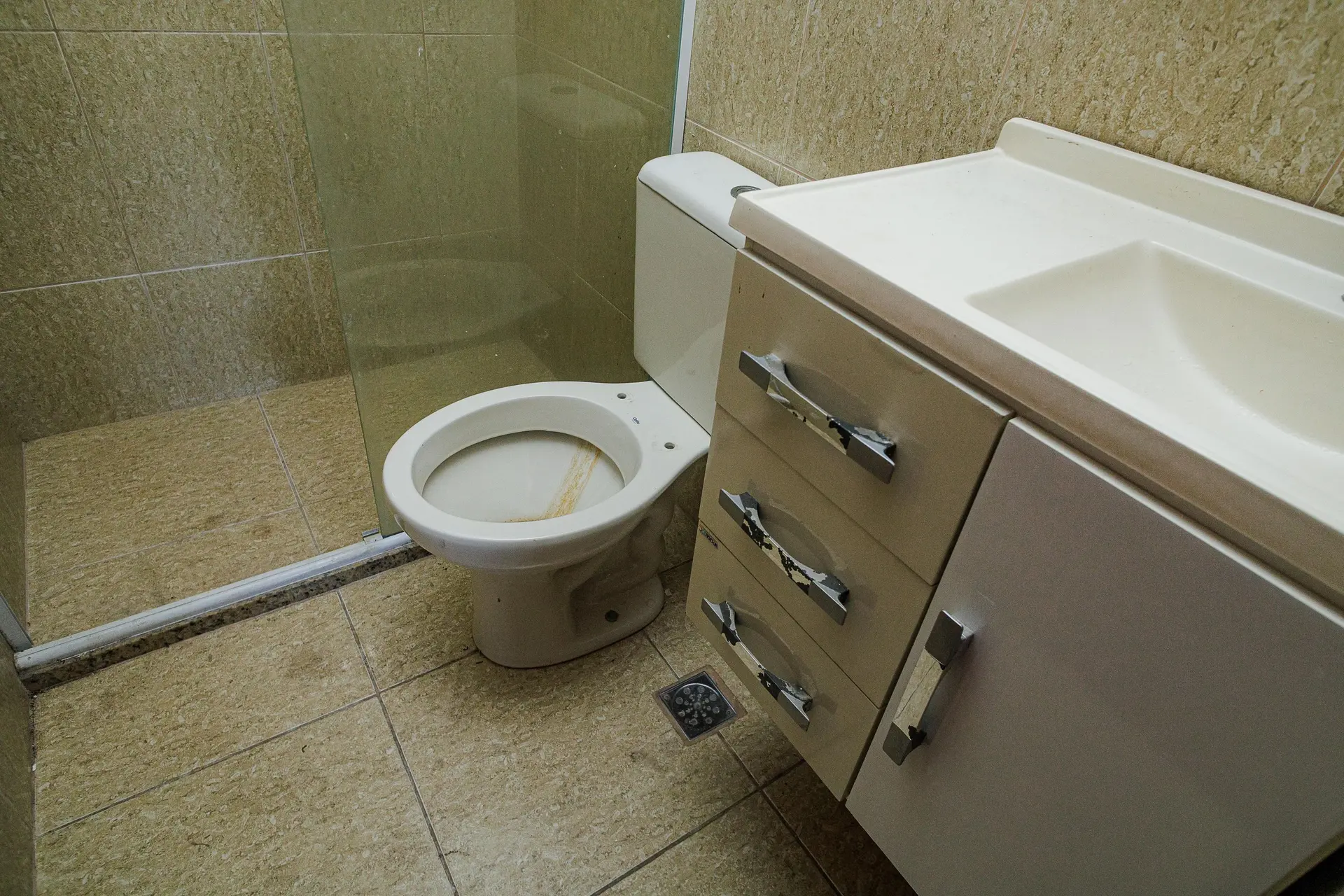 Квартира без меблів із душем у скляній кабінці — photo 4